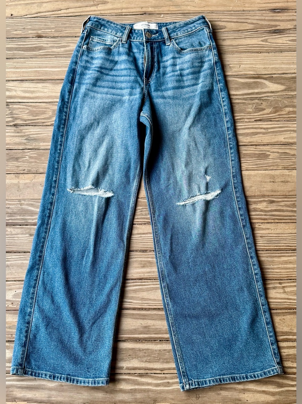 Women’s Hollister “High-Rise Baggy - Regular” Distressed jeans Size 8/w29 NWOT